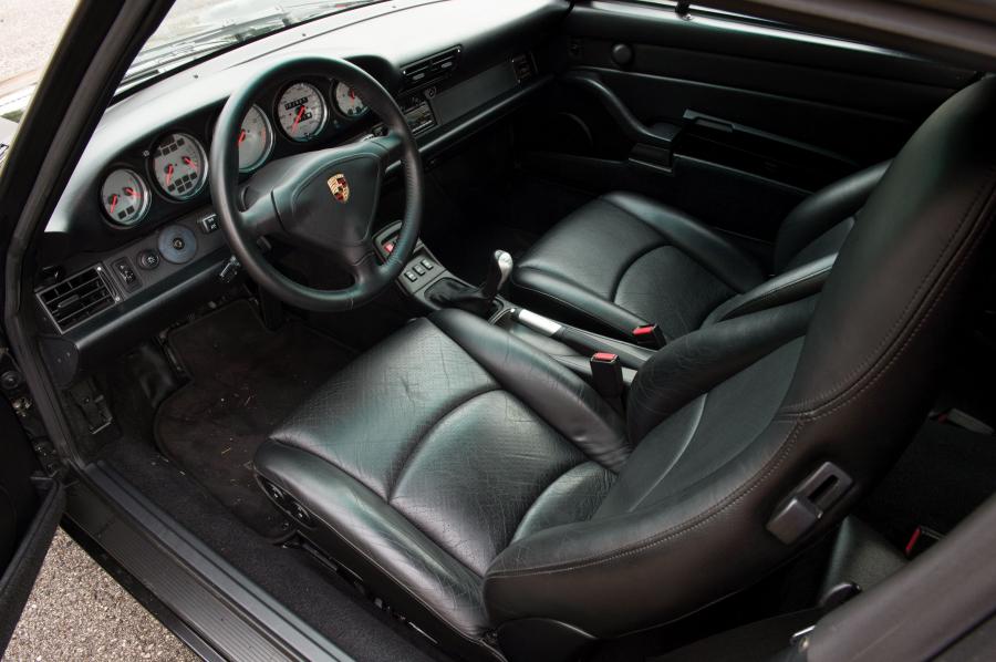 Интерьер Porsche 911 Carrera 3.6 Cabriolet 1994 года  (фото 17 из 25)